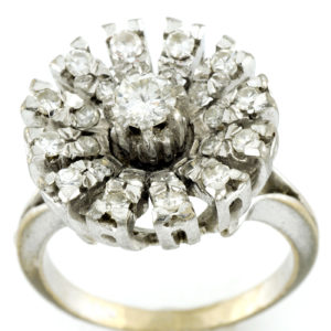 Sortija en Oro Blanco con Diamante Central, talla Brillante de 0,23 ct. (G-H/SI1) y 24 Diamantes Naturales, de 0,51 ct. (G-H/VS-SI). Certificado IGE.