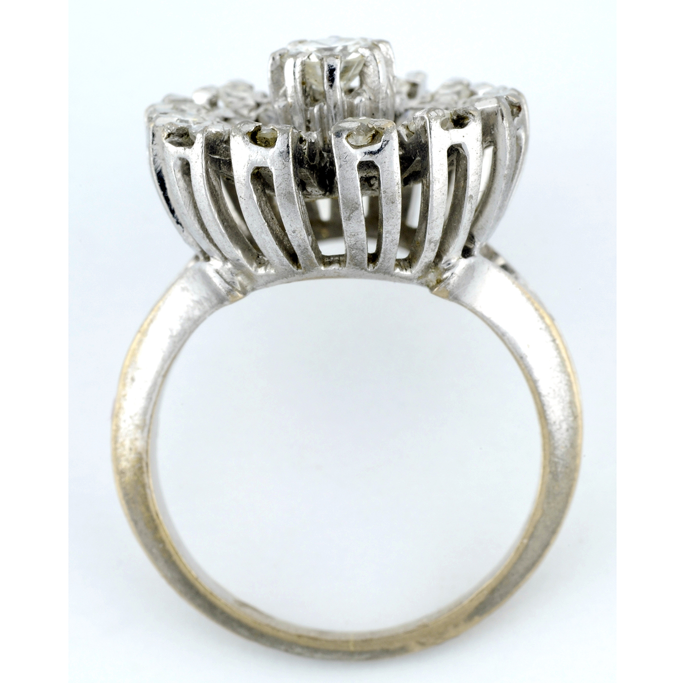 Sortija en Oro Blanco con Diamante Central, talla Brillante de 0,23 ct. (G-H/SI1) y 24 Diamantes Naturales, de 0,51 ct. (G-H/VS-SI). Certificado IGE. Sortija en Oro Blanco con Diamante Central, talla Brillante de 0,23 ct. (G-H/SI1) y 24 Diamantes Naturales, de 0,51 ct. (G-H/VS-SI). Certificado IGE.
