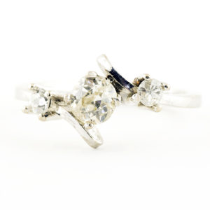 Sortija en Oro Blanco con Diamante Natural Central, talla Antigua Europea, de 0,42 ct. (K-L/I2) y dos Diamantes Naturales, de 0,16 ct. (G-H/SI1-I1)
