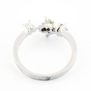 Sortija en Oro Blanco con Diamante Natural Central, talla Antigua Europea, de 0,42 ct. (K-L/I2) y dos Diamantes Naturales, de 0,16 ct. (G-H/SI1-I1)