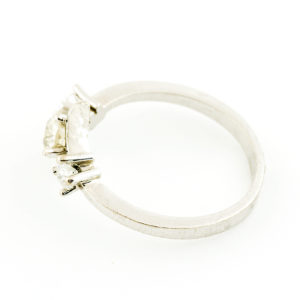 Sortija en Oro Blanco con Diamante Natural Central, talla Antigua Europea, de 0,42 ct. (K-L/I2) y dos Diamantes Naturales, de 0,16 ct. (G-H/SI1-I1)