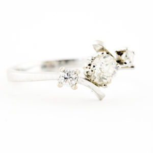 Sortija en Oro Blanco con Diamante Natural Central, talla Antigua Europea, de 0,42 ct. (K-L/I2) y dos Diamantes Naturales, de 0,16 ct. (G-H/SI1-I1)