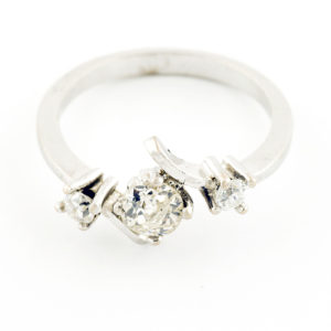 Sortija en Oro Blanco con Diamante Natural Central, talla Antigua Europea, de 0,42 ct. (K-L/I2) y dos Diamantes Naturales, de 0,16 ct. (G-H/SI1-I1)