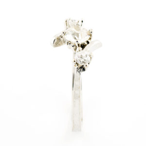 Sortija en Oro Blanco con Diamante Natural Central, talla Antigua Europea, de 0,42 ct. (K-L/I2) y dos Diamantes Naturales, de 0,16 ct. (G-H/SI1-I1)