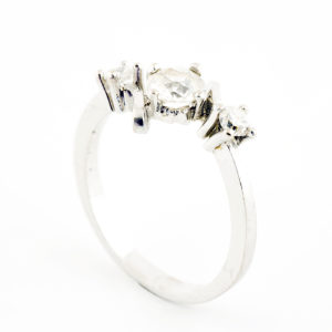 Sortija en Oro Blanco con Diamante Natural Central, talla Antigua Europea, de 0,42 ct. (K-L/I2) y dos Diamantes Naturales, de 0,16 ct. (G-H/SI1-I1)