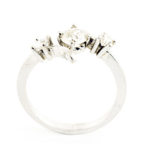 Sortija en Oro Blanco con Diamante Natural Central, talla Antigua Europea, de 0,42 ct. (K-L/I2) y dos Diamantes Naturales, de 0,16 ct. (G-H/SI1-I1)