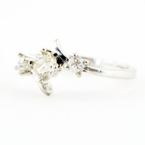Sortija en Oro Blanco con Diamante Natural Central, talla Antigua Europea, de 0,42 ct. (K-L/I2) y dos Diamantes Naturales, de 0,16 ct. (G-H/SI1-I1)