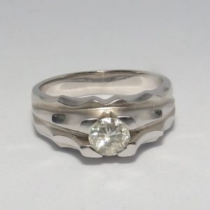 Sortija en oro blanco con Diamante Natural, talla Brillante de 0,55 ct. (H-I/SI1). Certificado IGE