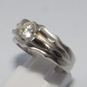 Sortija en oro blanco con Diamante Natural, talla Brillante de 0,55 ct. (H-I/SI1). Certificado IGE