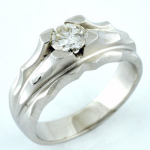 Sortija en oro blanco con Diamante Natural, talla Brillante de 0,55 ct. (H-I/SI1). Certificado IGE