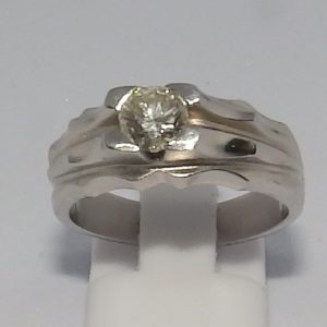 Sortija en oro blanco con Diamante Natural, talla Brillante de 0,55 ct. (H-I/SI1). Certificado IGE