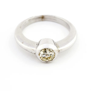 Sortija en Oro Blanco con Diamante talla Brillante de 0,64 ct. (O-R/VS1). Certificado IGE.