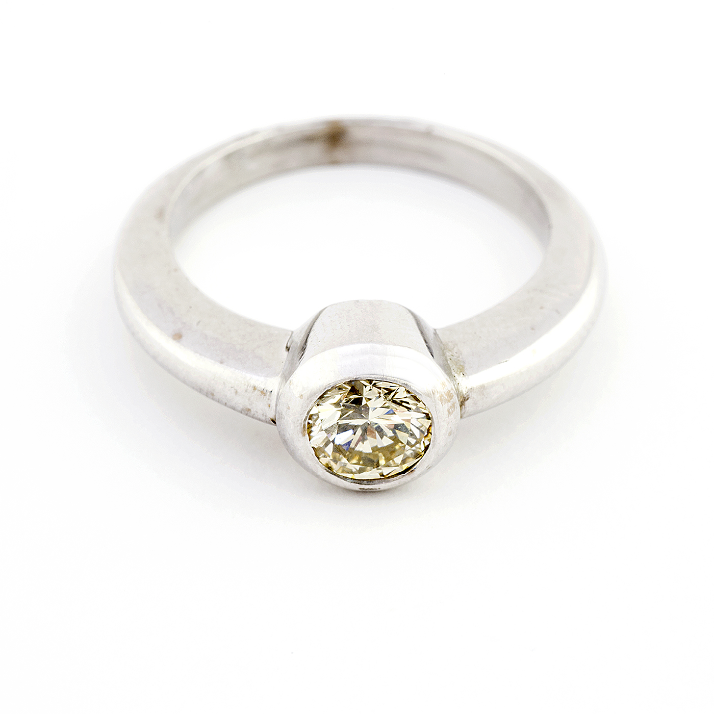 Sortija en Oro Blanco con Diamante talla Brillante de 0,64 ct. (O-R/VS1). Certificado IGE. Sortija en Oro Blanco con Diamante talla Brillante de 0,64 ct. (O-R/VS1). Certificado IGE.