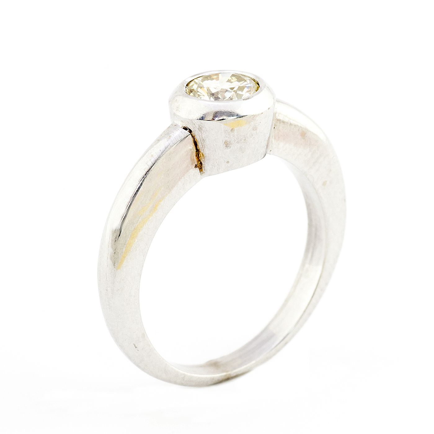Sortija en Oro Blanco con Diamante talla Brillante de 0,64 ct. (O-R/VS1). Certificado IGE. Sortija en Oro Blanco con Diamante talla Brillante de 0,64 ct. (O-R/VS1). Certificado IGE.