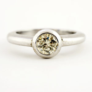 Sortija en Oro Blanco con Diamante talla Brillante de 0,64 ct. (O-R/VS1). Certificado IGE.