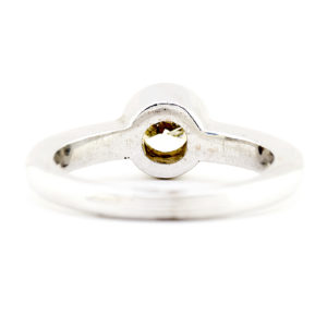 Sortija en Oro Blanco con Diamante talla Brillante de 0,64 ct. (O-R/VS1). Certificado IGE.