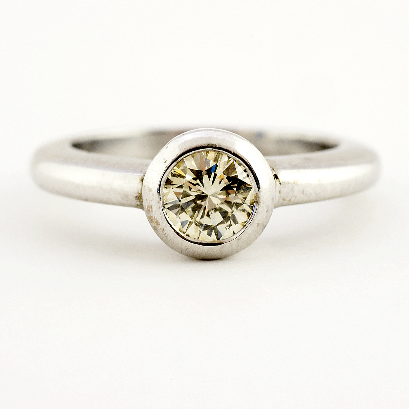 Sortija en Oro Blanco con Diamante talla Brillante de 0,64 ct. (O-R/VS1). Certificado IGE.