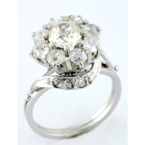 Sortija en Oro Blanco con DIAMANTES NATURALES en garras, Talla Antigua Europea.