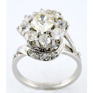 Sortija en Oro Blanco con DIAMANTES NATURALES en garras, Talla Antigua Europea.