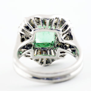 Sortija en Oro Blanco con Esmeralda Colombiana de 2,13 ct. y 30 Diamantes Naturales talla Brillante y Trapecio, de 1,41 ct. (L-M/SI-I-I1-I2). Certificado IGE.