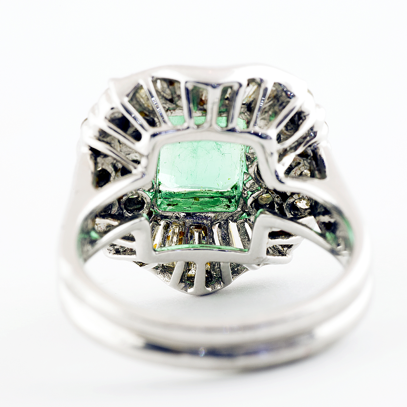 Sortija en Oro Blanco con Esmeralda Colombiana de 2,13 ct. y 30 Diamantes Naturales talla Brillante y Trapecio, de 1,41 ct. (L-M/SI-I-I1-I2). Certificado IGE. Sortija en Oro Blanco con Esmeralda Colombiana de 2,13 ct. y 30 Diamantes Naturales talla Brillante y Trapecio, de 1,41 ct. (L-M/SI-I-I1-I2). Certificado IGE.
