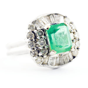 Sortija en Oro Blanco con Esmeralda Colombiana de 2,13 ct. y 30 Diamantes Naturales talla Brillante y Trapecio, de 1,41 ct. (L-M/SI-I-I1-I2). Certificado IGE.