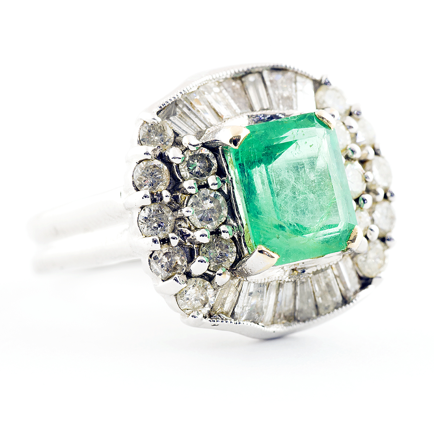 Sortija en Oro Blanco con Esmeralda Colombiana de 2,13 ct. y 30 Diamantes Naturales talla Brillante y Trapecio, de 1,41 ct. (L-M/SI-I-I1-I2). Certificado IGE. Sortija en Oro Blanco con Esmeralda Colombiana de 2,13 ct. y 30 Diamantes Naturales talla Brillante y Trapecio, de 1,41 ct. (L-M/SI-I-I1-I2). Certificado IGE.