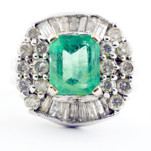 Sortija en Oro Blanco con Esmeralda Colombiana de 2,13 ct. y 30 Diamantes Naturales talla Brillante y Trapecio, de 1,41 ct. (L-M/SI-I-I1-I2). Certificado IGE.