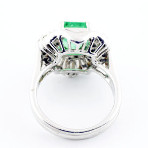 Sortija en Oro Blanco con Esmeralda Colombiana de 2,13 ct. y 30 Diamantes Naturales talla Brillante y Trapecio, de 1,41 ct. (L-M/SI-I-I1-I2). Certificado IGE.