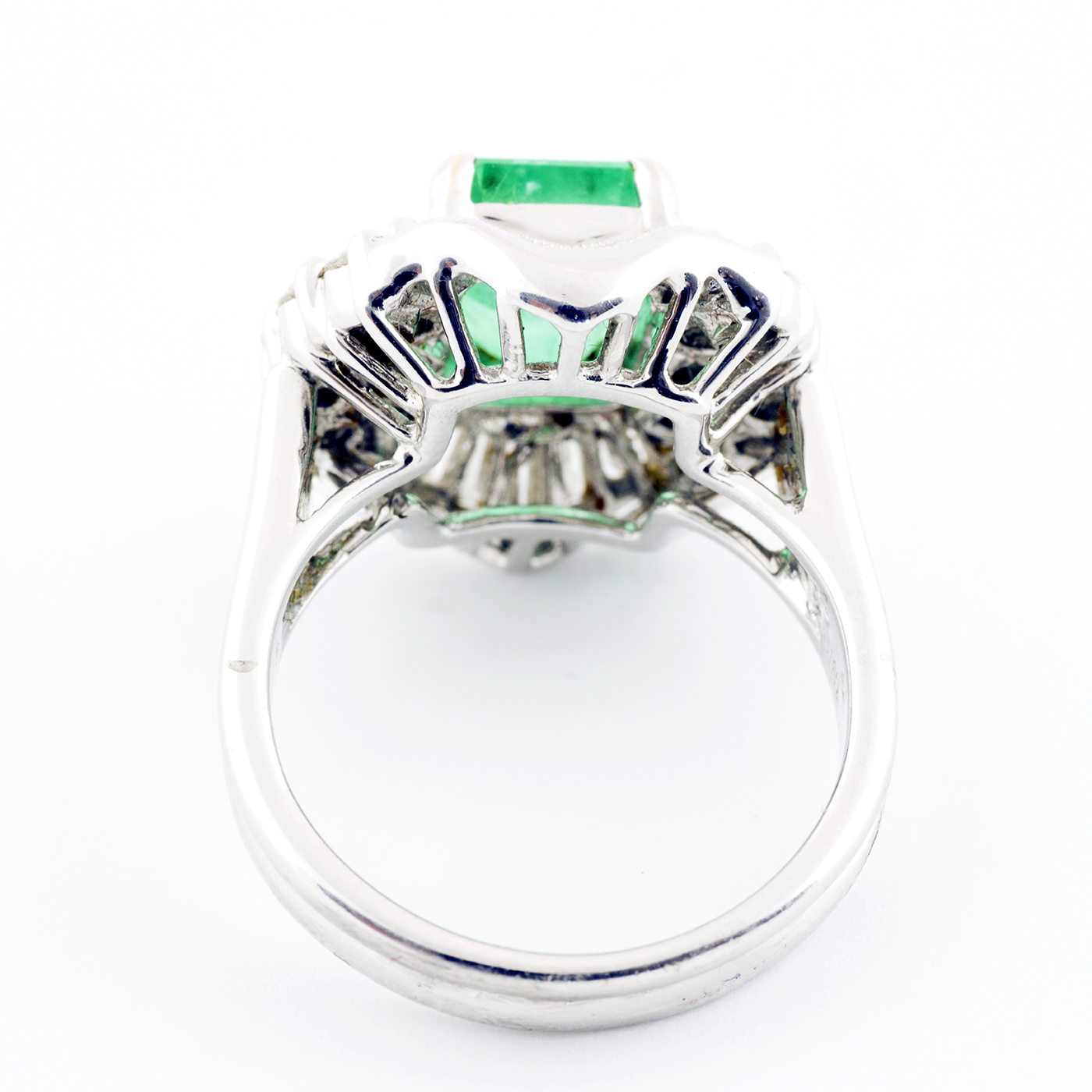 Sortija en Oro Blanco con Esmeralda Colombiana de 2,13 ct. y 30 Diamantes Naturales talla Brillante y Trapecio, de 1,41 ct. (L-M/SI-I-I1-I2). Certificado IGE. Sortija en Oro Blanco con Esmeralda Colombiana de 2,13 ct. y 30 Diamantes Naturales talla Brillante y Trapecio, de 1,41 ct. (L-M/SI-I-I1-I2). Certificado IGE.