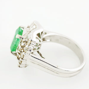 Sortija en Oro Blanco con Esmeralda Colombiana de 2,13 ct. y 30 Diamantes Naturales talla Brillante y Trapecio, de 1,41 ct. (L-M/SI-I-I1-I2). Certificado IGE.