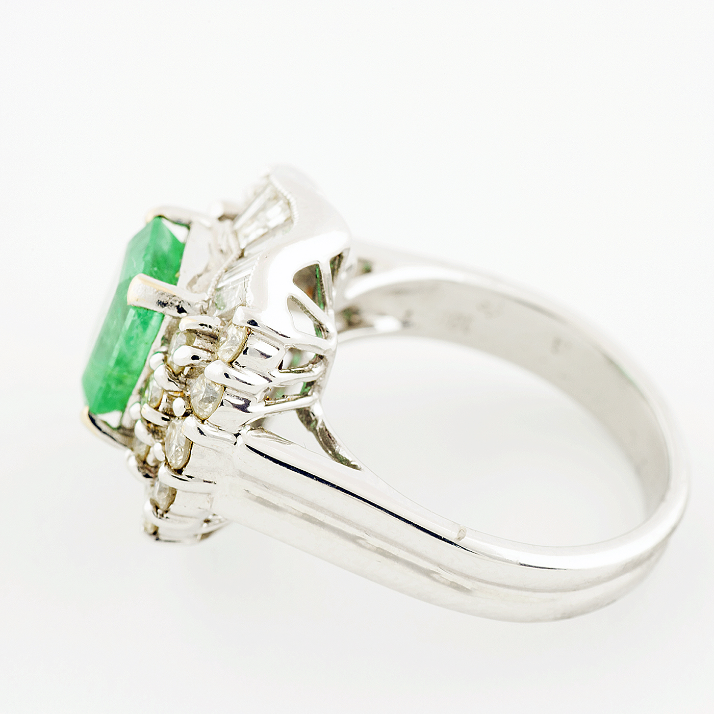 Sortija en Oro Blanco con Esmeralda Colombiana de 2,13 ct. y 30 Diamantes Naturales talla Brillante y Trapecio, de 1,41 ct. (L-M/SI-I-I1-I2). Certificado IGE. Sortija en Oro Blanco con Esmeralda Colombiana de 2,13 ct. y 30 Diamantes Naturales talla Brillante y Trapecio, de 1,41 ct. (L-M/SI-I-I1-I2). Certificado IGE.