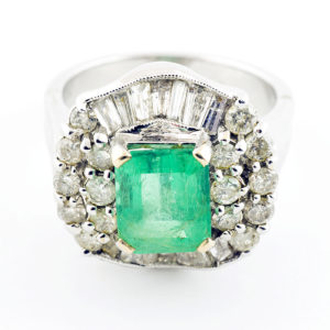 Sortija en Oro Blanco con Esmeralda Colombiana de 2,13 ct. y 30 Diamantes Naturales talla Brillante y Trapecio, de 1,41 ct. (L-M/SI-I-I1-I2). Certificado IGE.