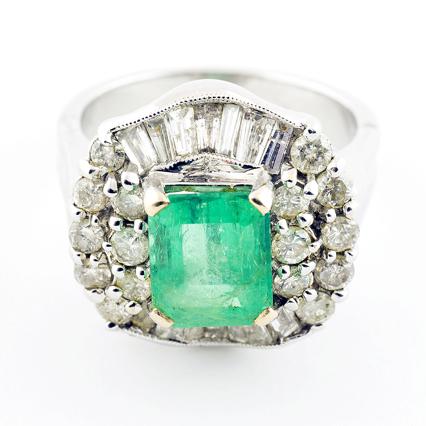 Sortija en Oro Blanco con Esmeralda Colombiana de 2,13 ct. y 30 Diamantes Naturales talla Brillante y Trapecio, de 1,41 ct. (L-M/SI-I-I1-I2). Certificado IGE. Sortija en Oro Blanco con Esmeralda Colombiana de 2,13 ct. y 30 Diamantes Naturales talla Brillante y Trapecio, de 1,41 ct. (L-M/SI-I-I1-I2). Certificado IGE.