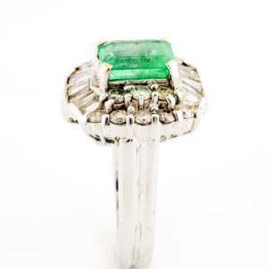 Sortija en Oro Blanco con Esmeralda Colombiana de 2,13 ct. y 30 Diamantes Naturales talla Brillante y Trapecio, de 1,41 ct. (L-M/SI-I-I1-I2). Certificado IGE.