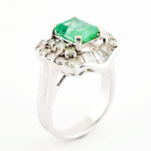 Sortija en Oro Blanco con Esmeralda Colombiana de 2,13 ct. y 30 Diamantes Naturales talla Brillante y Trapecio, de 1,41 ct. (L-M/SI-I-I1-I2). Certificado IGE.