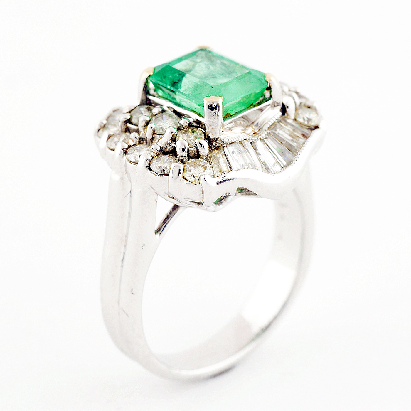 Sortija en Oro Blanco con Esmeralda Colombiana de 2,13 ct. y 30 Diamantes Naturales talla Brillante y Trapecio, de 1,41 ct. (L-M/SI-I-I1-I2). Certificado IGE. Sortija en Oro Blanco con Esmeralda Colombiana de 2,13 ct. y 30 Diamantes Naturales talla Brillante y Trapecio, de 1,41 ct. (L-M/SI-I-I1-I2). Certificado IGE.