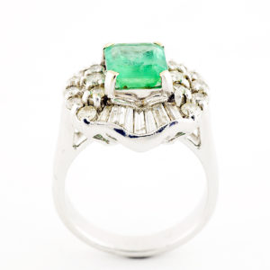 Sortija en Oro Blanco con Esmeralda Colombiana de 2,13 ct. y 30 Diamantes Naturales talla Brillante y Trapecio, de 1,41 ct. (L-M/SI-I-I1-I2). Certificado IGE.