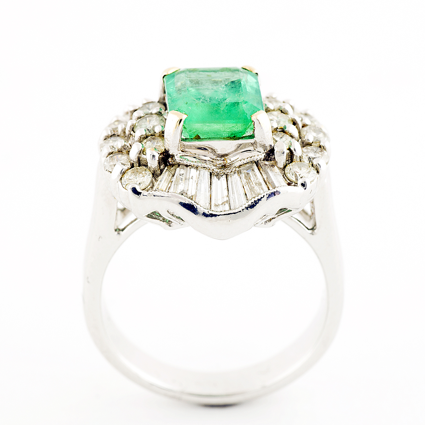 Sortija en Oro Blanco con Esmeralda Colombiana de 2,13 ct. y 30 Diamantes Naturales talla Brillante y Trapecio, de 1,41 ct. (L-M/SI-I-I1-I2). Certificado IGE. Sortija en Oro Blanco con Esmeralda Colombiana de 2,13 ct. y 30 Diamantes Naturales talla Brillante y Trapecio, de 1,41 ct. (L-M/SI-I-I1-I2). Certificado IGE.