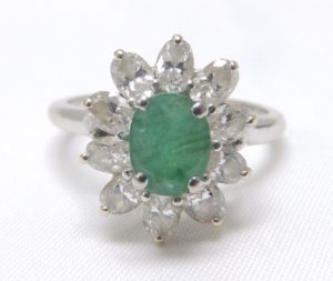 Sortija en Oro Blanco con Esmeralda Natural 0,92 ct. y Diez Diamantes Ovales 1,00 ct. (H-I/SI)