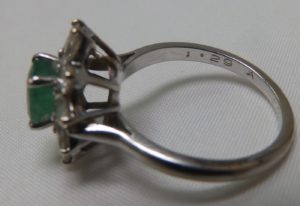 Sortija en Oro Blanco con Esmeralda Natural 0,92 ct. y Diez Diamantes Ovales 1,00 ct. (H-I/SI)
