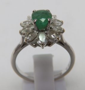 Sortija en Oro Blanco con Esmeralda Natural 0,92 ct. y Diez Diamantes Ovales 1,00 ct. (H-I/SI)
