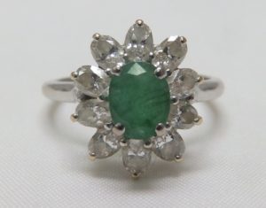 Sortija en Oro Blanco con Esmeralda Natural 0,92 ct. y Diez Diamantes Ovales 1,00 ct. (H-I/SI)