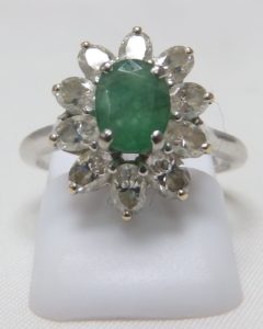 Sortija en Oro Blanco con Esmeralda Natural 0,92 ct. y Diez Diamantes Ovales 1,00 ct. (H-I/SI)