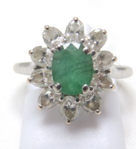 Sortija en Oro Blanco con Esmeralda Natural 0,92 ct. y Diez Diamantes Ovales 1,00 ct. (H-I/SI)