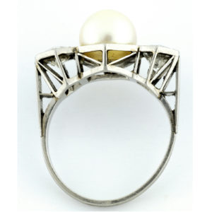 Sortija en Oro Blanco, con Perla Sedosa Central y Dos Diamantes Talla Antigua Europea de 0,55 ct. (H-I/SI1) y 0,46 ct. (J-K/SI1). Certificado IGE.