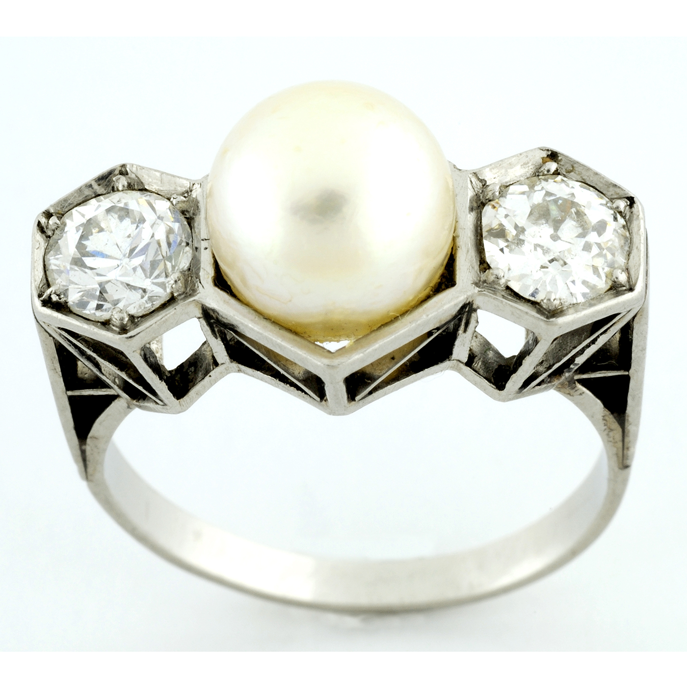 Sortija en Oro Blanco, con Perla Sedosa Central y Dos Diamantes Talla Antigua Europea de 0,55 ct. (H-I/SI1) y 0,46 ct. (J-K/SI1). Certificado IGE. Sortija en Oro Blanco, con Perla Sedosa Central y Dos Diamantes Talla Antigua Europea de 0,55 ct. (H-I/SI1) y 0,46 ct. (J-K/SI1). Certificado IGE.
