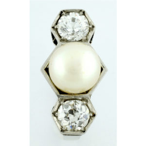 Sortija en Oro Blanco, con Perla Sedosa Central y Dos Diamantes Talla Antigua Europea de 0,55 ct. (H-I/SI1) y 0,46 ct. (J-K/SI1). Certificado IGE.