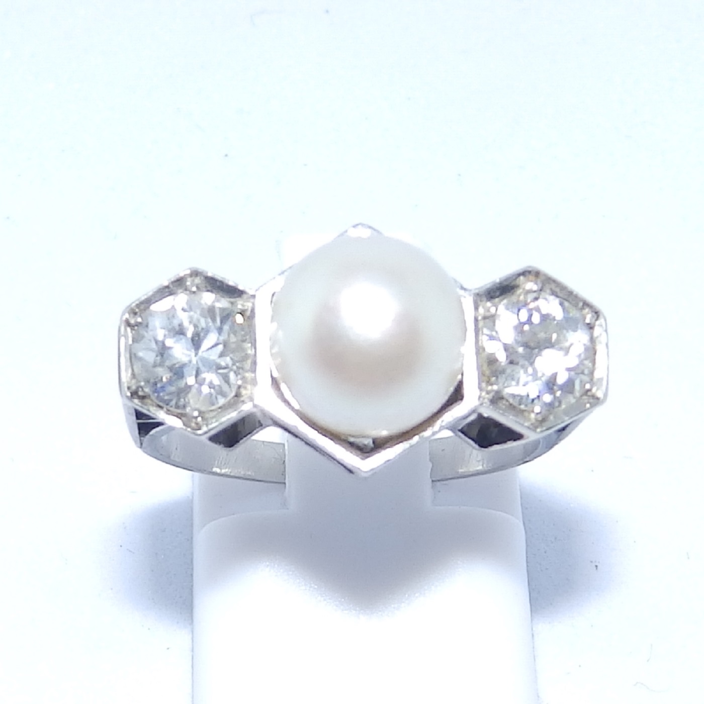 Sortija en Oro Blanco, con Perla Sedosa Central y Dos Diamantes Talla Antigua Europea de 0,55 ct. (H-I/SI1) y 0,46 ct. (J-K/SI1). Certificado IGE. Sortija en Oro Blanco, con Perla Sedosa Central y Dos Diamantes Talla Antigua Europea de 0,55 ct. (H-I/SI1) y 0,46 ct. (J-K/SI1). Certificado IGE.