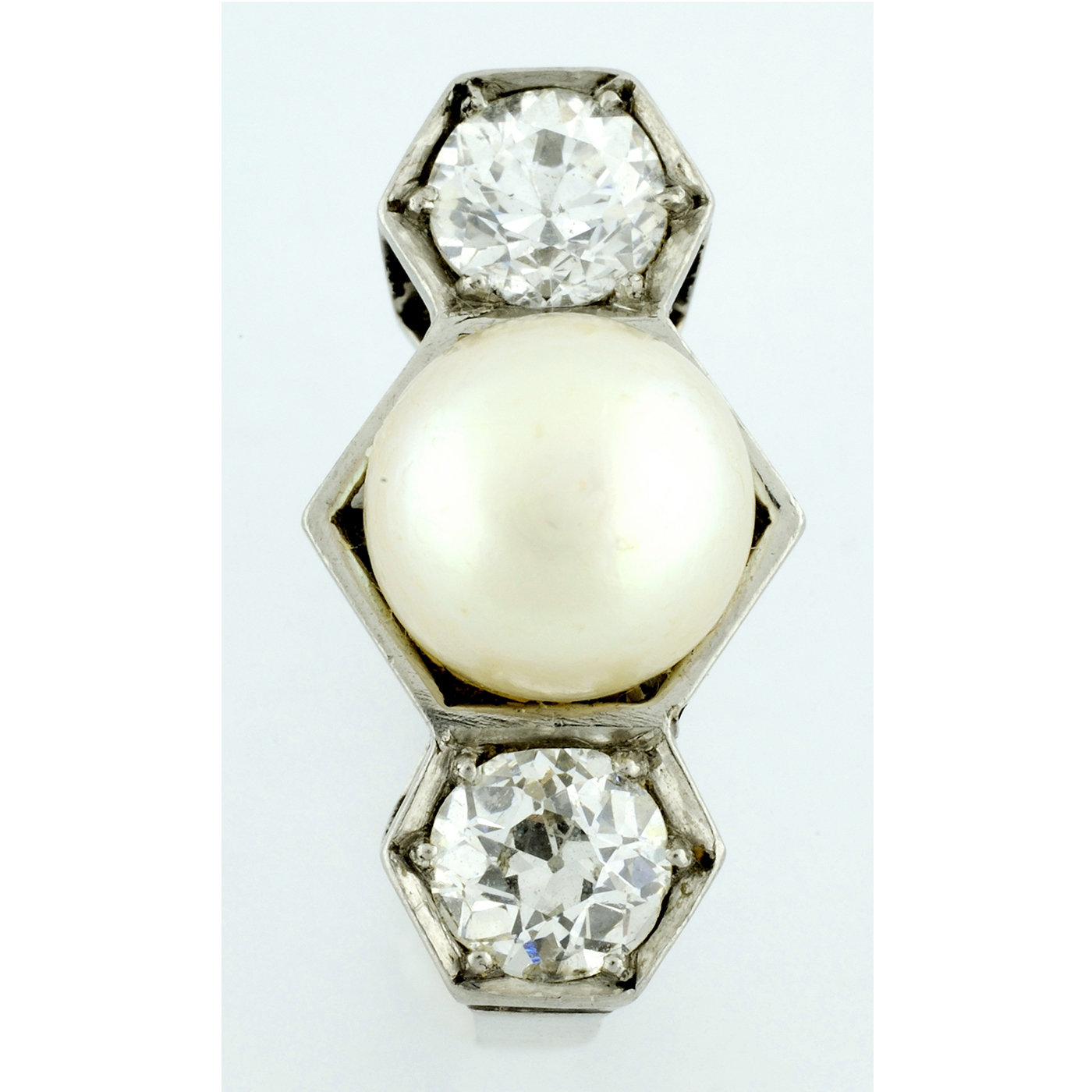 Sortija en Oro Blanco, con Perla Sedosa Central y Dos Diamantes Talla Antigua Europea de 0,55 ct. (H-I/SI1) y 0,46 ct. (J-K/SI1). Certificado IGE. Sortija en Oro Blanco, con Perla Sedosa Central y Dos Diamantes Talla Antigua Europea de 0,55 ct. (H-I/SI1) y 0,46 ct. (J-K/SI1). Certificado IGE.
